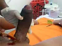 Depiladora Safada Deixando a Piroca Preta Do Macho Bem Lisinho